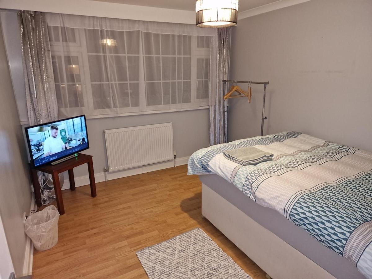 Nightrest Homes Hemel Hempstead Smart Tv In Each Room - Parking Εξωτερικό φωτογραφία